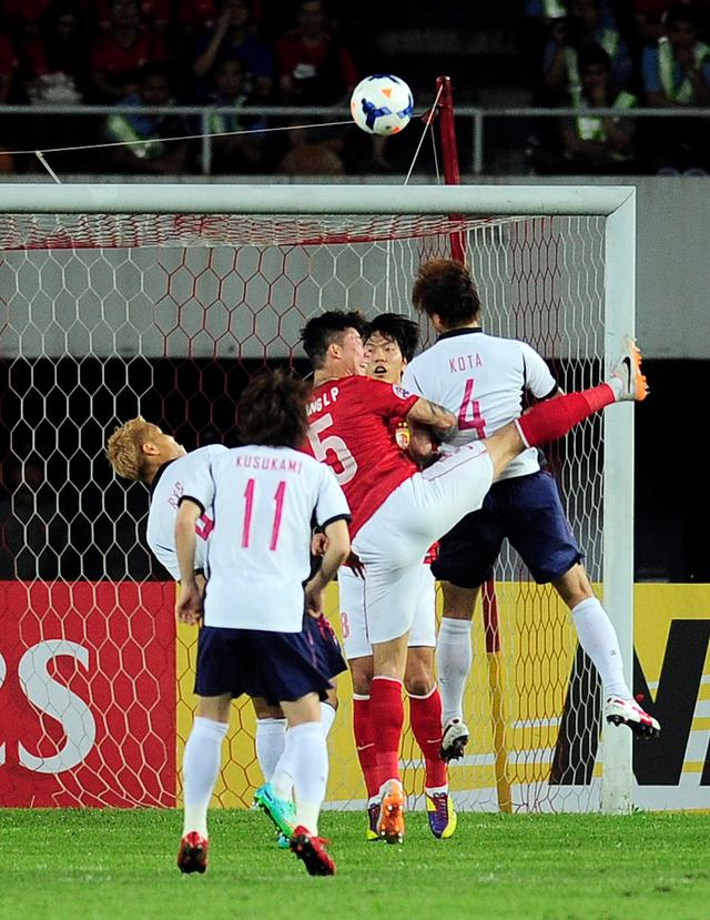 关于中国足球盛事吸引大批球迷狂热沸腾，激发激情的信息