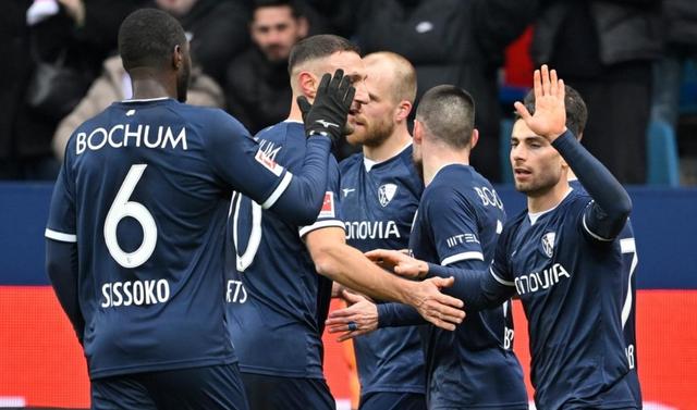 包含多特蒙德客场战胜对手积分榜上升的词条