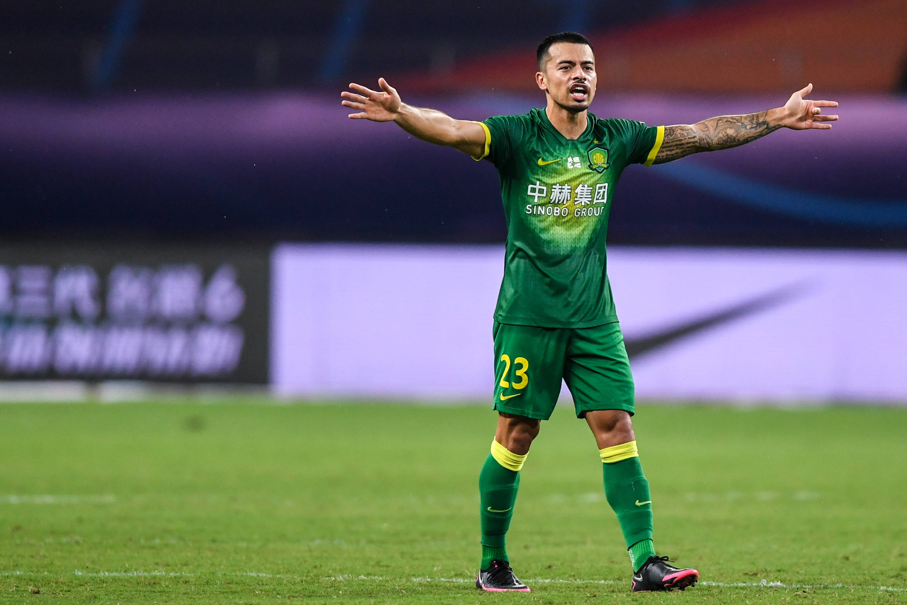 热血对决！国安对战泰达，争夺最后的荣耀