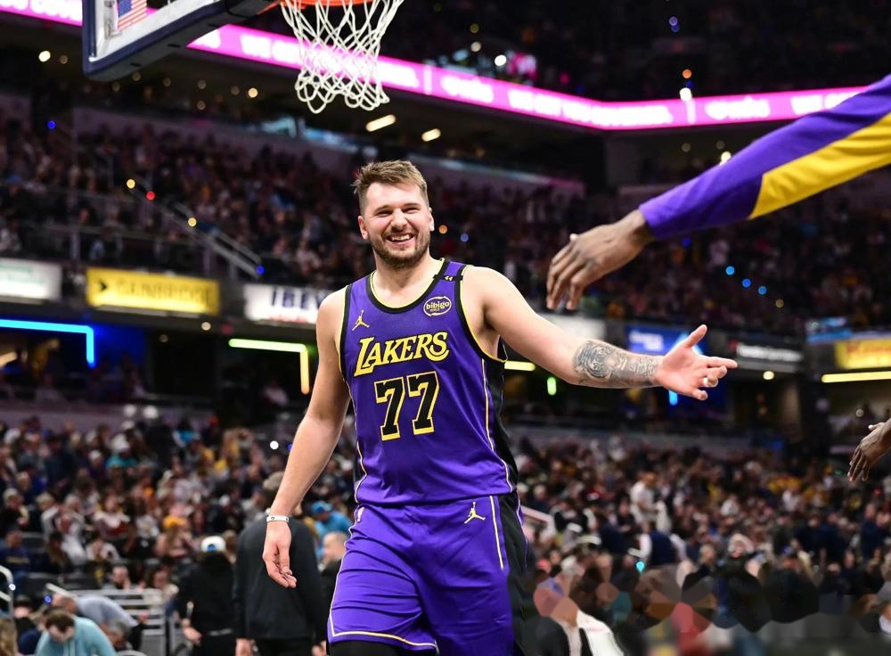 包含湖人观众热烈欢呼！，Doinb迎来二十赛季出色发挥赛场气氛高涨的词条